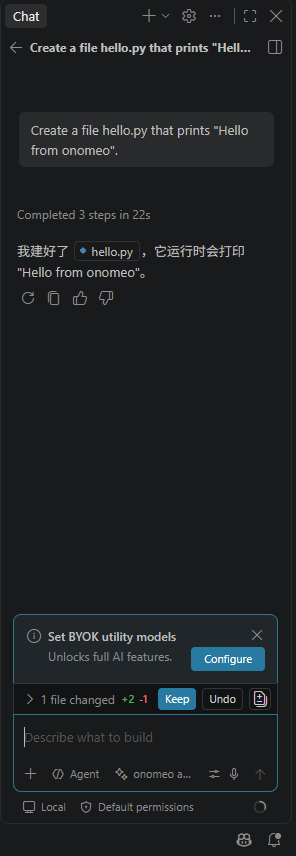 VS Code 聊天新建了 hello.py 并回复已完成,输入框下方的模型为 onomeo auto